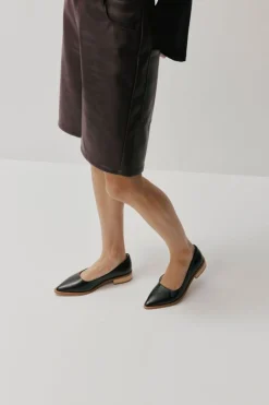 Chaos & Harmony Thea Flat - Black